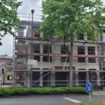 Straßenfront und Eingang