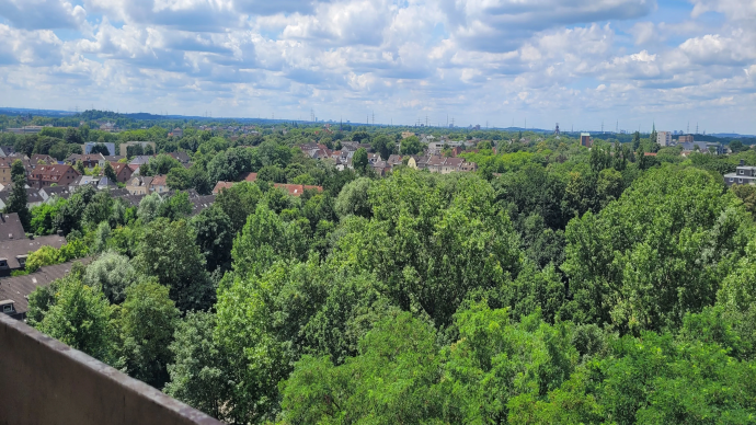  Ganz hoch oben wohnen mit Balkon und tollem Fernblick