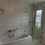 Bad mit Wanne und Dusche