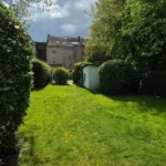 Blick vom Grundstück zum MFH