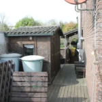 Kellerausgang und Gartenhaus