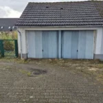 Doppelgarage und Eingang zum Garten