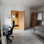 Schlafzimmer mit Zugang zum Bad