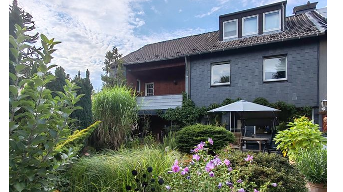 <b style='color:black;'>(BALD IM ANGEBOT)</b> Das Ruhrgebiet vor der Tür – die Gartenidylle zu Hause. Ein Haus das aus dem Rahmen fällt.